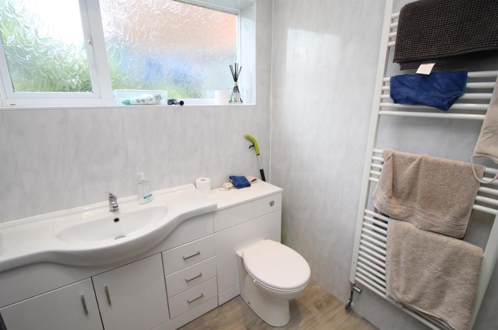Lot: 49 - WELL PRESENTED SEMI-DETACHED HOUSE - Bathroom